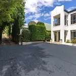 Jasmine House - Pet Friendly With Swimming Pool