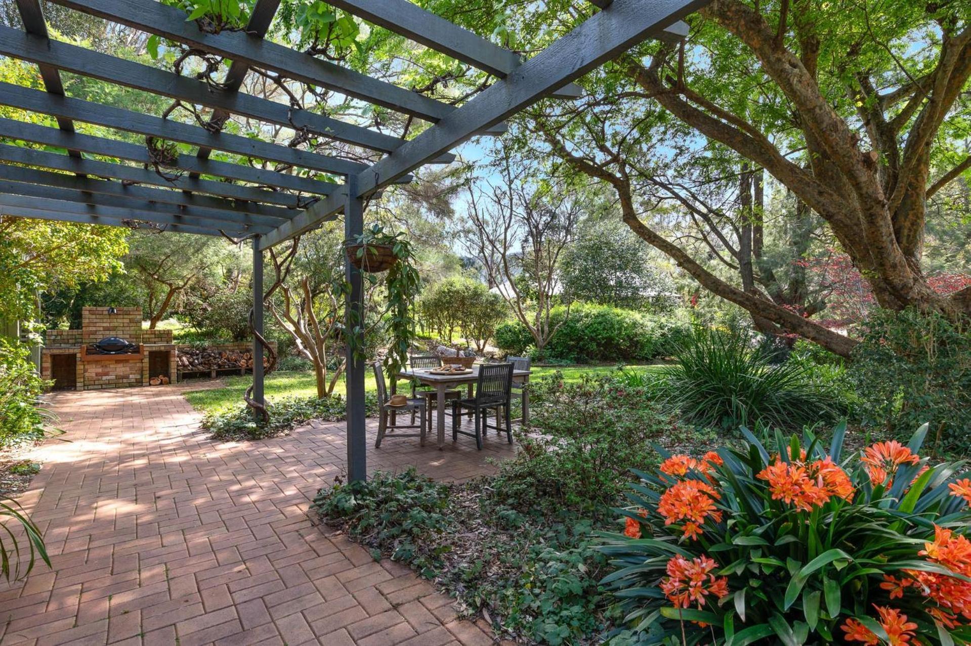 Elmwood - A Lush 1 Acre Getaway Minutes From The Heart Of Holiday home